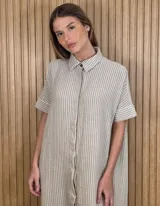 Vestido midi estilo túnica color celeste con rayas verticales blancas, cuello camisero, mangas cortas y cierre frontal con botones ocultos.