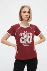 Remera de manga corta color bordó con cuello redondo y ribetes blancos en el cuello y las mangas. Presenta un estampado frontal con el número "28" y la inscripción "San Francisco Sports Club".