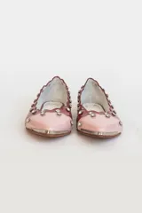 Ballerinas de cuero charol italiano, combinando rosa y rojo. Presentan apliques de strass transparente y puntera metálica.