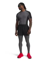 Short de entrenamiento Under Armour, color negro, con diseño ligero y duradero. Cuenta con cintura elástica con cordón interno, bolsillos laterales abiertos, un bolsillo lateral con cremallera invisible y aberturas en el bajo para mayor movilidad.