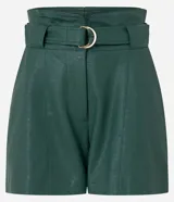 Short clochard negro de cuero sintético con cintura alta, cinturón con hebilla metálica y bolsillos laterales.