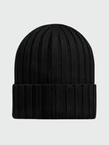 Gorro tipo beanie de lana acanalada en color negro, con parche del logo de la marca en la parte frontal.