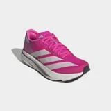 Championes de running Adidas Adizero SL2, color fucsia vibrante con tres franjas laterales plateadas. Presentan una mediasuela gruesa blanca con detalles en lila y la inscripción "LIGHTSTRIKE PRO".