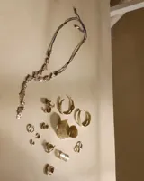 Collar largo de diseño artesanal compuesto por piezas irregulares de alpaca maciza unidas por eslabones, montado sobre un cordón de algodón natural con sistema de nudo corredizo ajustable.