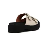 Sandalias Vizzano blancas con plataforma y dos tiras anchas con hebillas doradas.