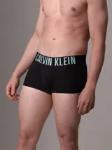 Bóxer negro Calvin Klein de microfibra, con cintura elástica con el logo de la marca en color celeste. Pack de 3 unidades.