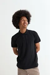 Remera tipo polo de manga corta, color negro, con cuello clásico y cierre frontal de tres botones.