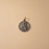Medalla circular de plata 925 con relieve de San Cristóbal y borde trenzado.
