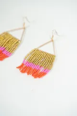 Par de caravanas colgantes con forma de trapecio, hechas con canutillos dorados, rosados y anaranjados.