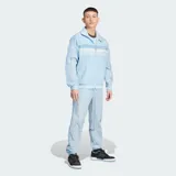 Campera deportiva Adidas color celeste claro, con cuello alto, cierre frontal y franjas horizontales en el pecho en tonos blancos y celestes. Cuenta con bolsillos laterales y las clásicas tres tiras de la marca en las mangas.