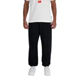 Pantalón tipo jogger New Balance de corte holgado, color negro, con cintura elástica y puños ajustados en los tobillos. Presenta el logo de la marca bordado en la parte superior de la pierna izquierda.