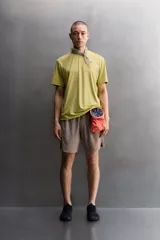 Camiseta técnica regular fit de Zara Athleticz, color verde militar con diseño de rayas sutiles, cuello redondo y manga corta. Confeccionada en tejido ligero, elástico y de secado rápido con costuras planas.