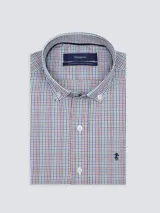 Camisa de hombre clásica de manga larga, confeccionada en 100% algodón, con diseño de rayas verticales en tonos azul, celeste y blanco, cuello abotonado y bordado sutil en el pecho.