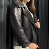 Campera gamulán negra para mujer, con cuello solapa, bolsillos frontales aplicados y forro interno de corderito sintético.
