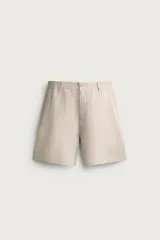 Bermuda regular fit azul marino confeccionada en lino, con bolsillos frontales, bolsillos traseros de doble vivo con botón y cierre frontal con cremallera y botón.