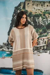 Vestido corto tejido a rayas horizontales en tonos beige y blanco, con cuello redondo y mangas cortas.