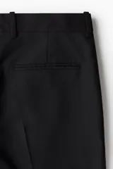 Pantalón sastrero de corte regular fit, confeccionado en una mezcla de algodón y lino. Presenta diseño con pinzas frontales, cierre de cremallera con botón oculto, bolsillos laterales y bolsillos traseros ribeteados.