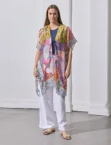Kimono de poliéster con estampado patchwork en tonos amarillo, rosa, violeta, naranja y azul. Presenta motivos florales y geométricos.