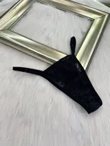 Pack de tres microtangas de encaje con diseño floral, cuentan con tiras laterales regulables y bordes con terminación en cinta elástica. El set incluye una prenda negra, una blanca con estampado floral negro y una beige con estampado floral negro.