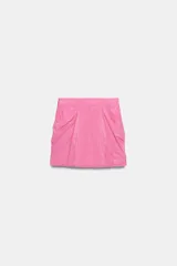 Falda mini de tiro medio color rosado, con trabillas en la cintura y bolsillos laterales con pliegues drapeados.