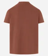 Remera marrón de corte regular, cuello redondo y manga corta, con estampa bordada de una palmera en el frente.