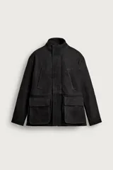 Parka de cuero color negro, de corte relajado, con cuello alto, cierre frontal con cremallera oculta y solapa con botones a presión. Cuenta con bolsillos frontales tipo cargo con solapa en la cadera y bolsillos de vivo en el pecho.