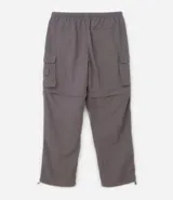 Pantalón cargo negro de corte recto con bolsillos laterales tipo cargo. Presenta cintura elástica con cordón de ajuste y sistema de tiradores en la parte inferior para regular el largo, permitiendo convertirlo en bermuda.