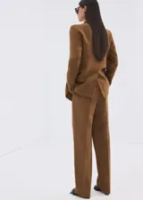 Pantalón Vbtexas de tiro medio y diseño recto, confeccionado en mezcla de lino y viscosa. Cuenta con bolsillos laterales y cintura ajustable.