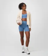 Bermuda deportiva ciclista de microfibra color celeste, con ajuste al cuerpo y tiro alto.