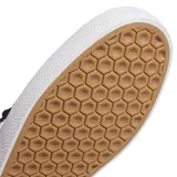 Championes Adidas Gazelle ADV, color negro con las icónicas tres bandas laterales en blanco y suela de goma blanca. Presenta el nombre del modelo en dorado en el lateral y detalles en blanco en el talón y la lengüeta.