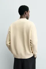 Cardigan regular fit de punto tejido en hilatura de algodón color marrón, con cuello en pico, manga larga, acabados en rib y cierre frontal de botonadura.