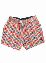 Short de baño a rayas verticales en tonos rojo, azul y beige. Tiene cintura elástica con cordón ajustable, dos bolsillos laterales y un bolsillo trasero.