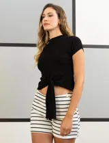 Top tejido color marrón con cuello redondo, manga corta estilo japonesa y terminación de ruedo con lazo y nudo.