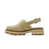 Zapato de plataforma Korium modelo Reese, color beige, con suela track y tira ajustable en el talón con hebilla metálica.