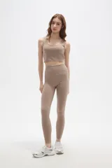 Calza deportiva de poliamida, color negro, con diseño al cuerpo y cintura alta.