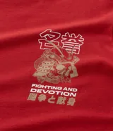 Remera de algodón color rojo, con cuello redondo y manga corta. Presenta un estampado frontal pequeño en el lado izquierdo del pecho con diseño gráfico y lettering Fighting and Devotion.