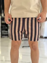 Short de baño con diseño de rayas verticales en color azul marino y blanco, con cintura elástica y cordón ajustable.