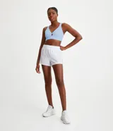 Short deportivo blanco de poliéster, modelo runner, con cintura elástica y pequeño bolsillo interior.