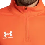 Buzo deportivo Under Armour Challenger Midlayer color naranja con paneles laterales en gris, cierre de cremallera hasta el pecho y logo de la marca en blanco.