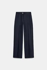 Pantalón de tiro alto con pernera recta, confeccionado en denim oscuro. Presenta nervios marcados en el delantero, bolsillos frontales tipo parche y cierre frontal con cremallera y botón.