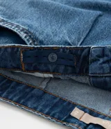 Short de jean azul de tiro alto, con pliegues delanteros y ruedo largo.