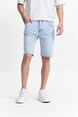 Bermuda de jean en fit relajado, color celeste claro con efecto lavado. Presenta diseño de cinco bolsillos, cierre frontal con botón y bragueta, y terminación de ruedo deshilachado.