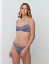 Soutien con aro, de encaje floral color lila y micro tul. Breteles fijos con largo regulable.