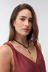 Musculosa bordó de tejido satinado, con escote en V y breteles con detalle de nudos en los hombros.