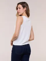 Musculosa tejida en hilado fino marca Ninety, color verde militar, con escote redondo y diseño sin mangas.