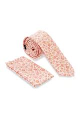 Corbata de 5 cm de ancho con pañuelo a juego de 27x27 cm, de color salmón con estampado floreado.