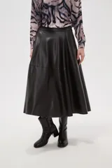 Falda midi de corte acampanado confeccionada en eco-cuero negro, con diseño de paneles y cintura alta.