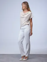 Pantalón negro de gabardina, marca Zac & Rachel, de corte recto, con pretina con faja interna y bolsillos delanteros y traseros.