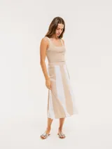 Top tejido negro con escote cuadrado y tirantes anchos.