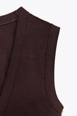 Camiseta negra de corte ajustado (slim fit) con escote en pico profundo y manga sisa.